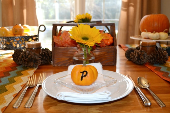 Turn pumpkins into place card holders to bring natural elements to Thanksgiving table - thediybungalow.com
