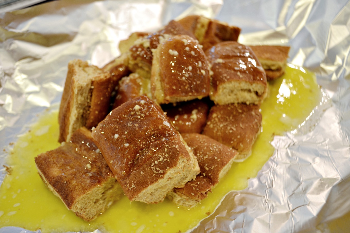 Add garlic butter mixture to turn leftover hot dog buns into garlic knots - thediybungalow.com
