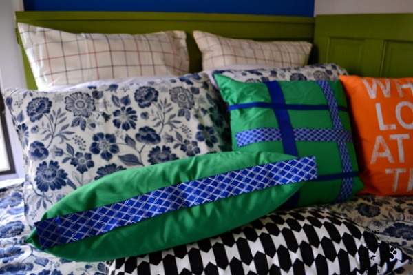 Jazzing up IKEA pillows for a fun guest room before and after - thediybungalow.com