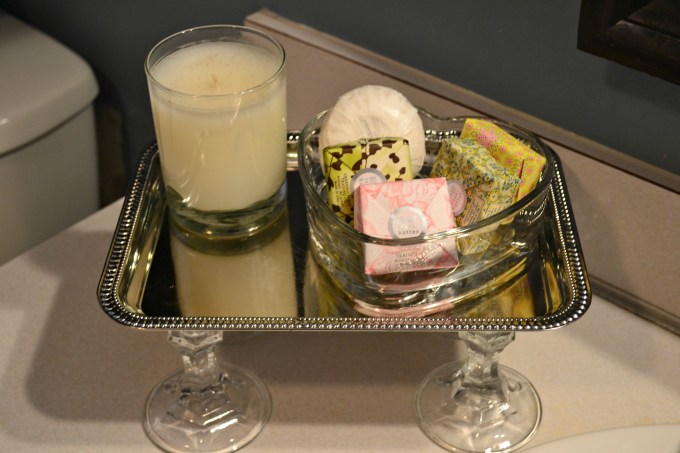 Dollar store bathroom tray is perfect for a guest bathroom - thediybungalow.com