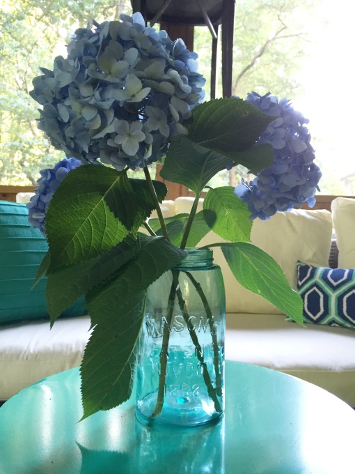 Back Porch Makeover - hydrangeas in mason jar - thediybungalow.com