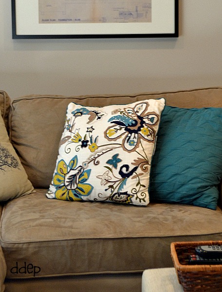 inspiration pillow for the colors of the family room - thediybungalow.com
