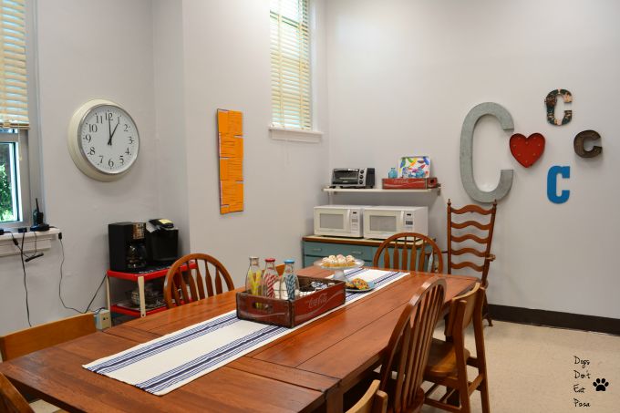 The teachers' lounge renovation with a fresh coat of bright paint - thediybungalow.com