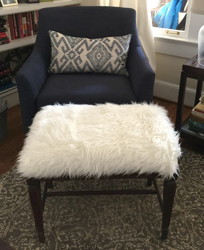 DIY faux fur foot stool - thediybungalow.com