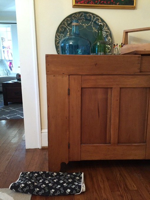 Towel under furniture to move it - five awesome home hacks - thediybungalow.com