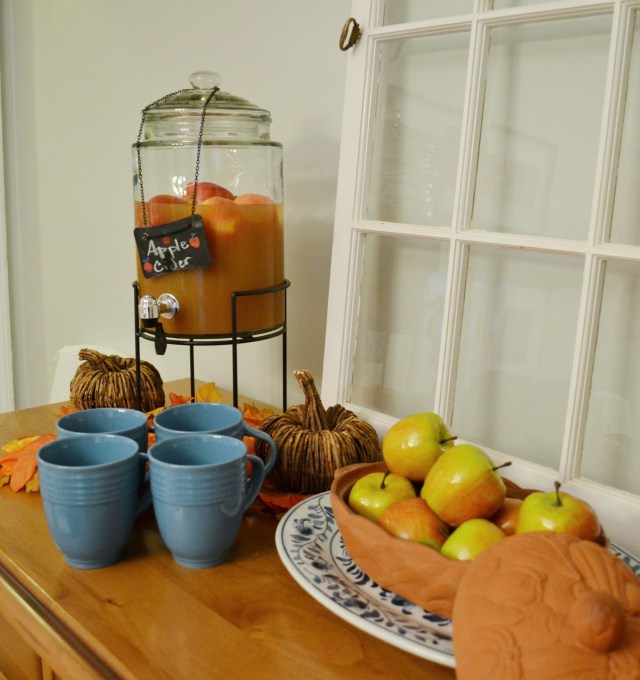 Using colorful fall apples to bring natural elements to your Thanksgiving table - thediybungalow.com
