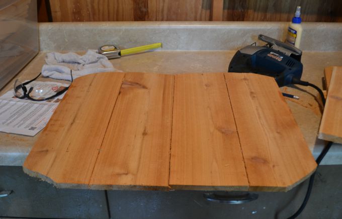 How to build a Rustic Pumpkin Stand for football season for your living room - thediybungalow.com