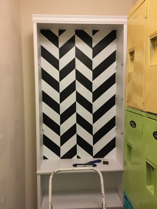 How to Dress Up a Yard Sale Bookcase - thediybungalow.com