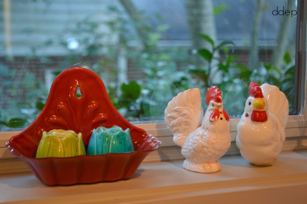 salt shakers on window sill - kitchen - thediybungalow.com