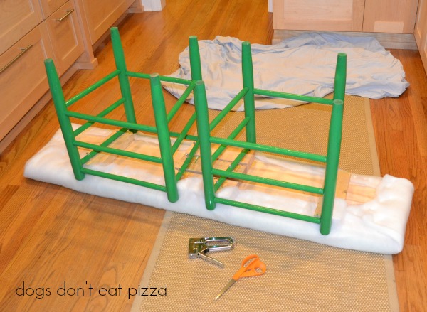 How to make a bench from an old headboard - thediybungalow.com