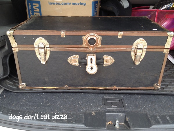 DIY coffee table from an old trunk - thediybungalow.com