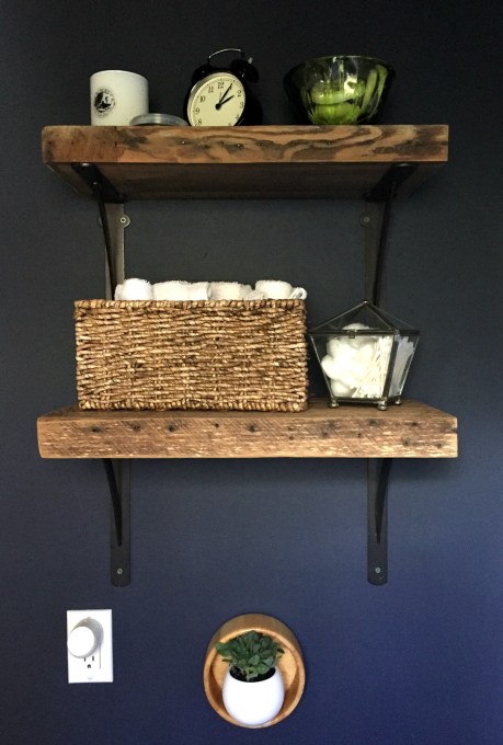 Finished reclaimed wood shelves - Guest bathroom makeover reveal - thediybungalow.com