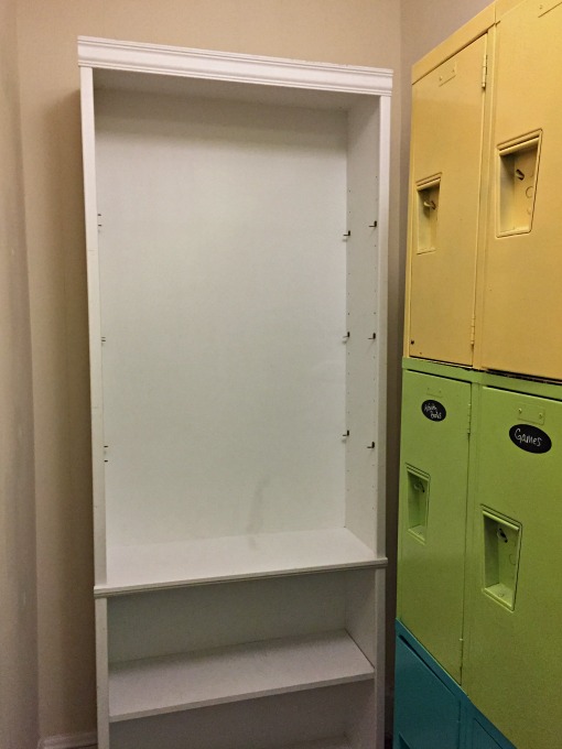 How to Dress Up a Yard Sale Bookcase - thediybungalow.com