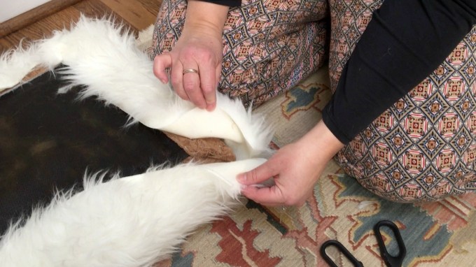 How to do corners on DIY faux fur foot stool - thediybungalow.com