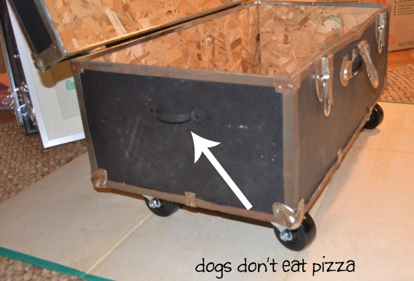 DIY coffee table from an old trunk - thediybungalow.com