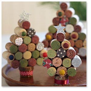 Alternative-Christmas-tree-ideas-tree-from-wine-corks-2