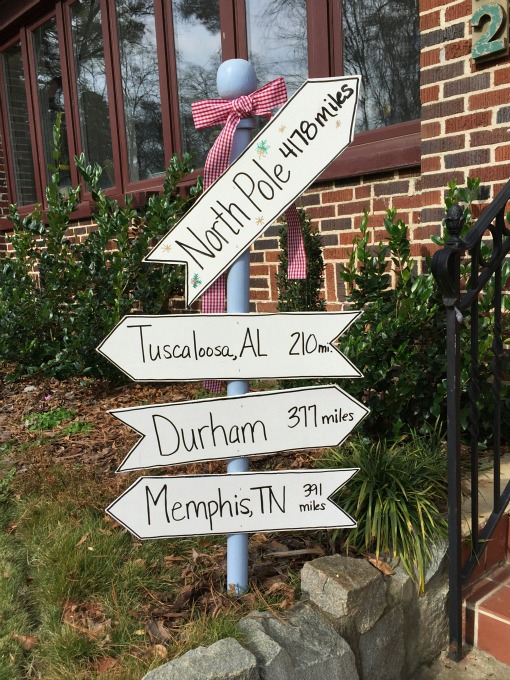 DIY Holiday Direction Sign Post for the holidays to guide Santa and his reindeer! - thediybungalow.com