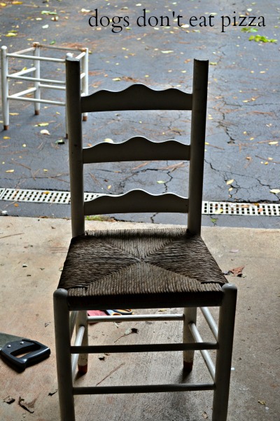 How to make a bench from an old headboard - thediybungalow.com