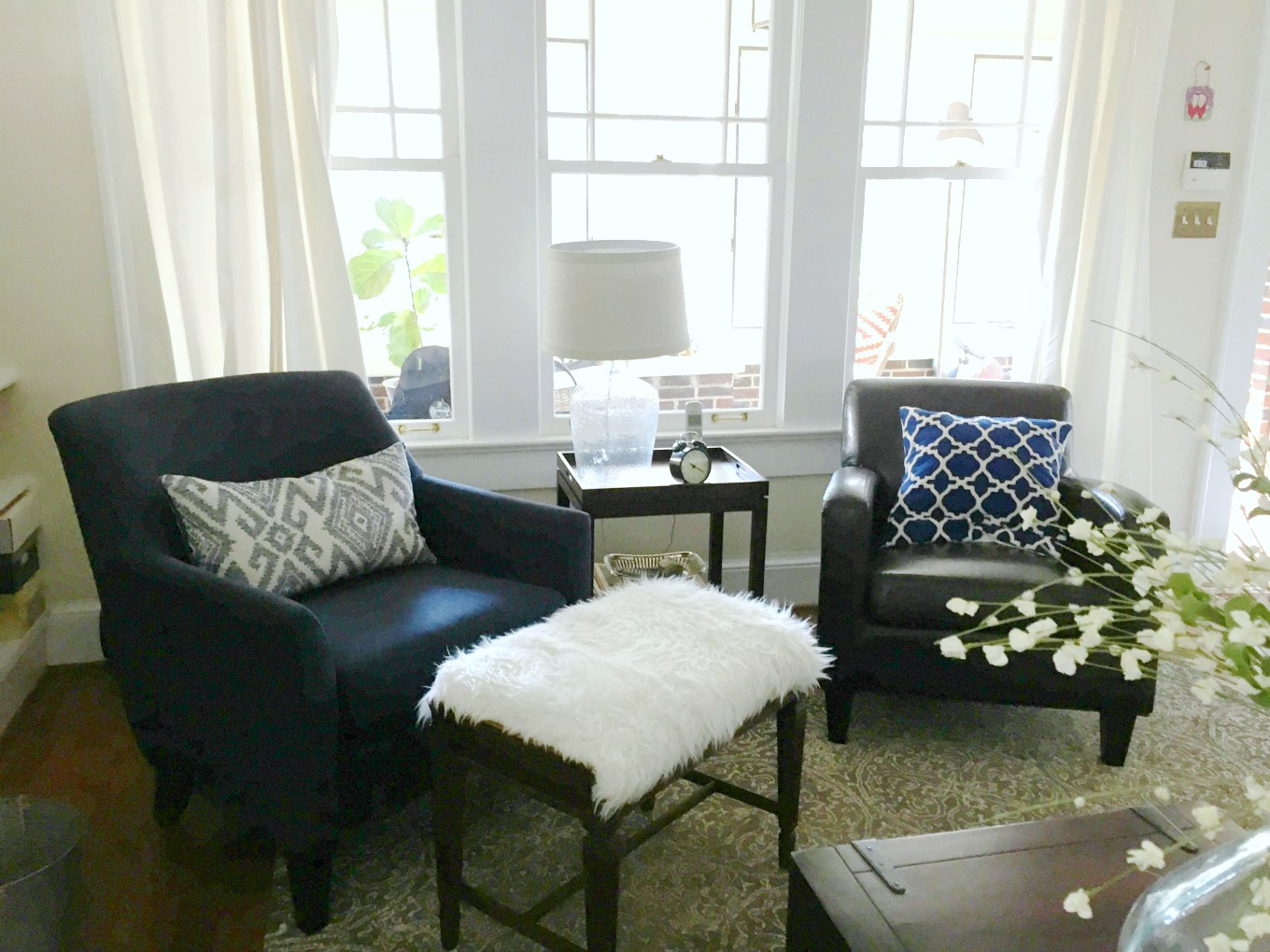 Lighter living room transformation for spring - thediybungalow.com