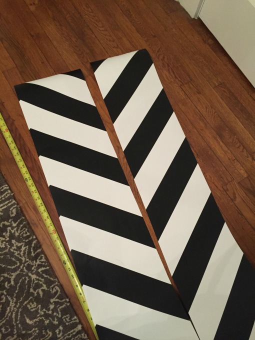 How to Dress Up a Yard Sale Bookcase - thediybungalow.com