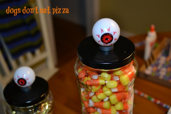 Tops of glass jars turned into candy jars for any holiday - thediybungalow.com