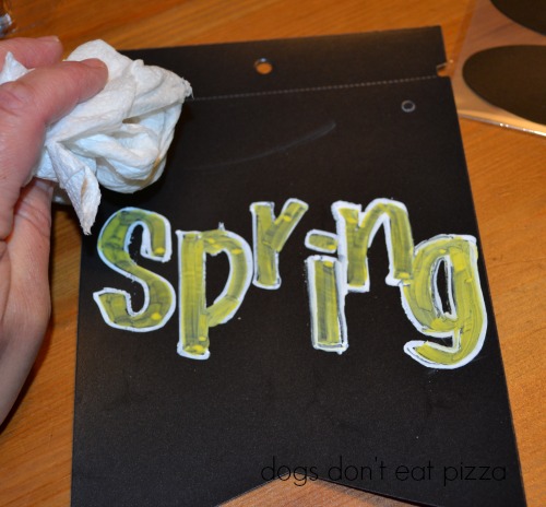 Spring Chalkboard Banner - thediybungalow.com