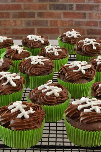 Two-ingredient gameday cupcakes - party ideas for the big game - thediybungalow.com