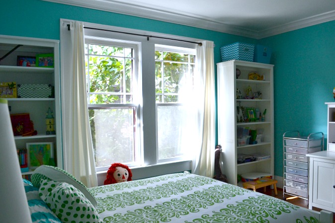 Bookcases flank the window - my daughter's blue and green bedroom - thediybungalow.com
