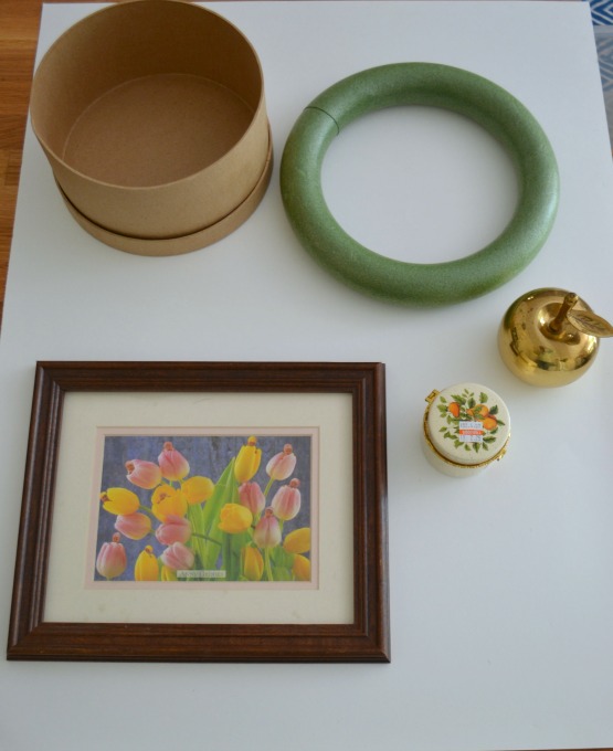 Cardboard hatbox, wreath form, picture frame, apple, jar - Swap It Like It's Hot - thediybungalow.com