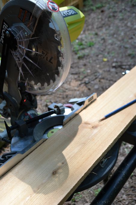 How to build a Rustic Pumpkin Stand for football season for your living room - thediybungalow.com