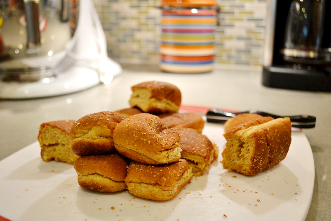 Cut leftover hot dog buns to turn into garlic knots - thediybungalow.com