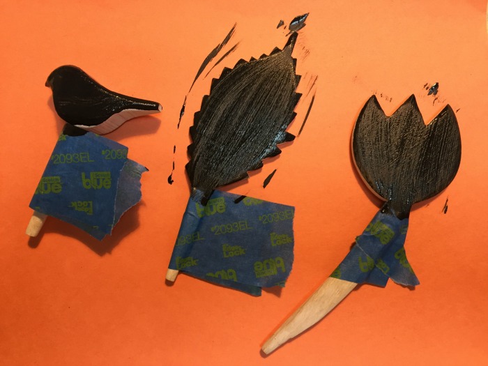 chalkboard paint on plant markers - farmhouse style herb garden - Dogs Don't Eat Pizza