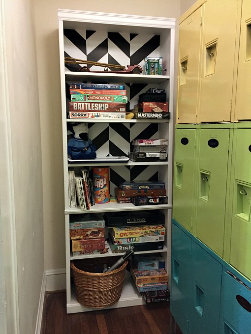 How to Dress Up a Yard Sale Bookcase - thediybungalow.com