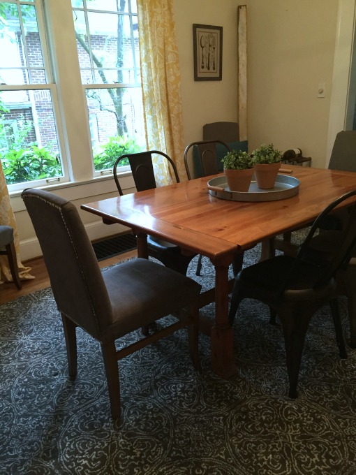 New dining room rug in place - thediybungalow.com