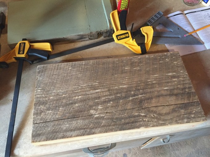 How to make reclaimed wood shelves - thediybungalow.com