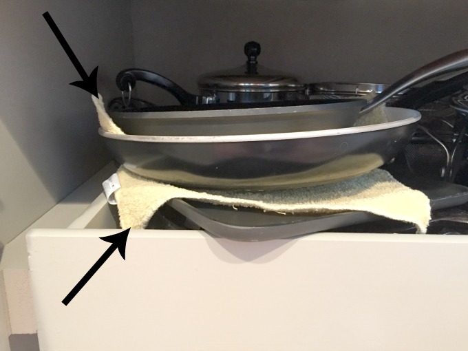 Washcloths between pans - five awesome home hacks - thediybungalow.com