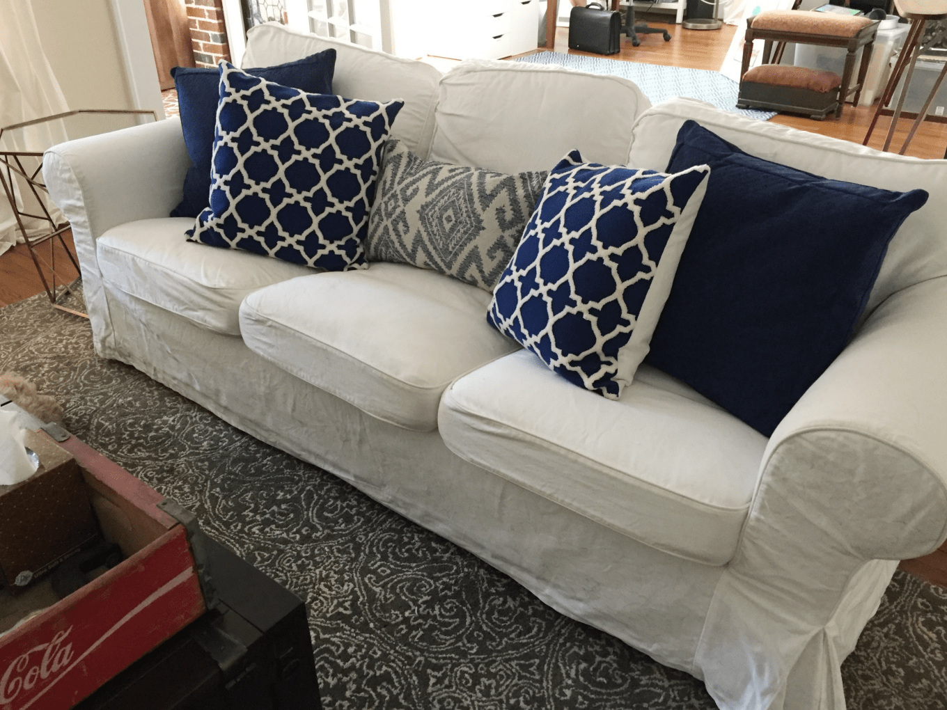 Navy and white couch to lighten up decor for spring in the living room - thediybungalow.com